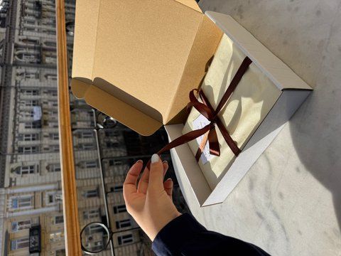 Подарункове пакування для 1-ї книги. Папір тішью + стрічка + коробка