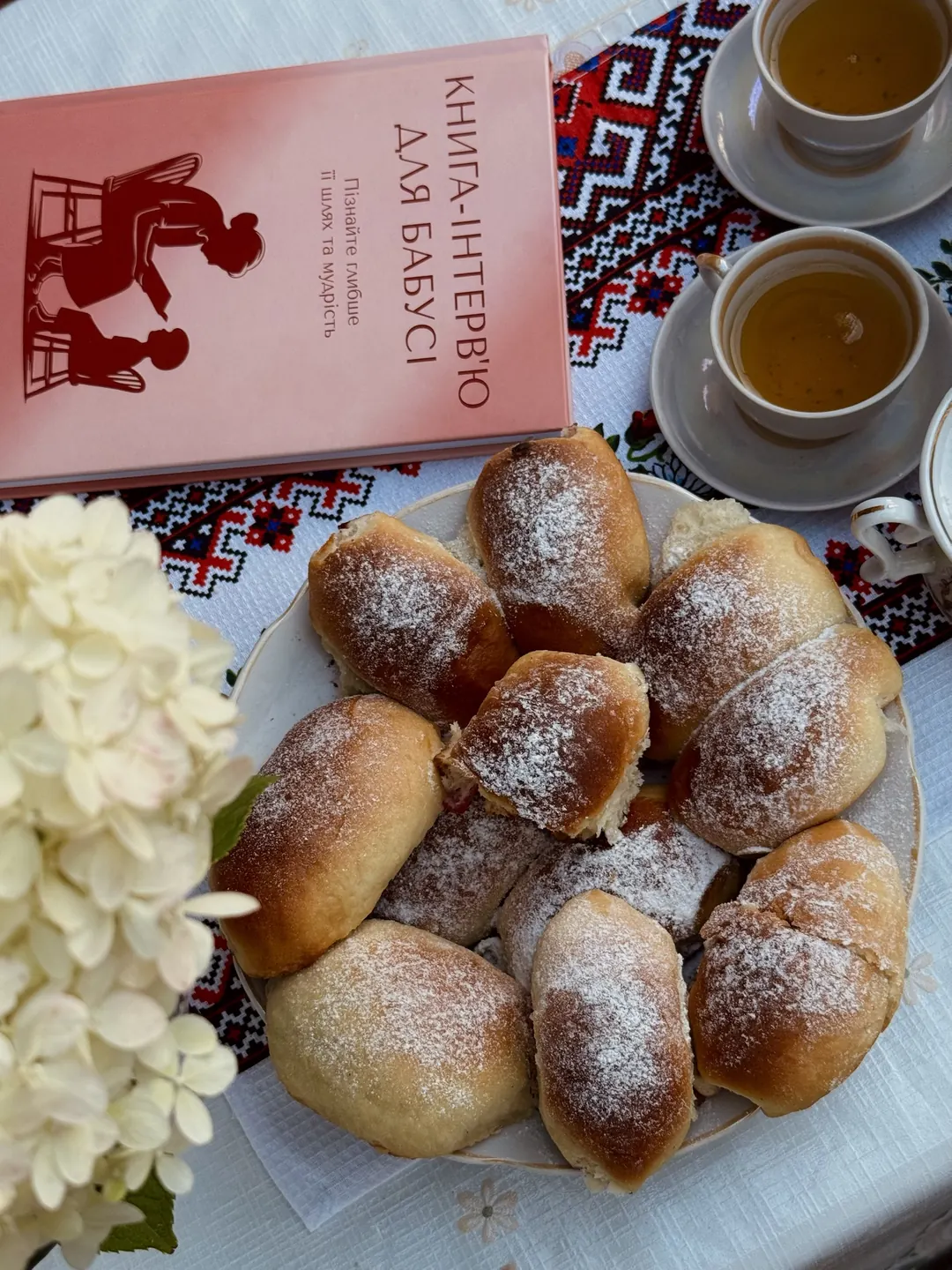 Книга-интервью для бабушки рядом с домашними пирожками