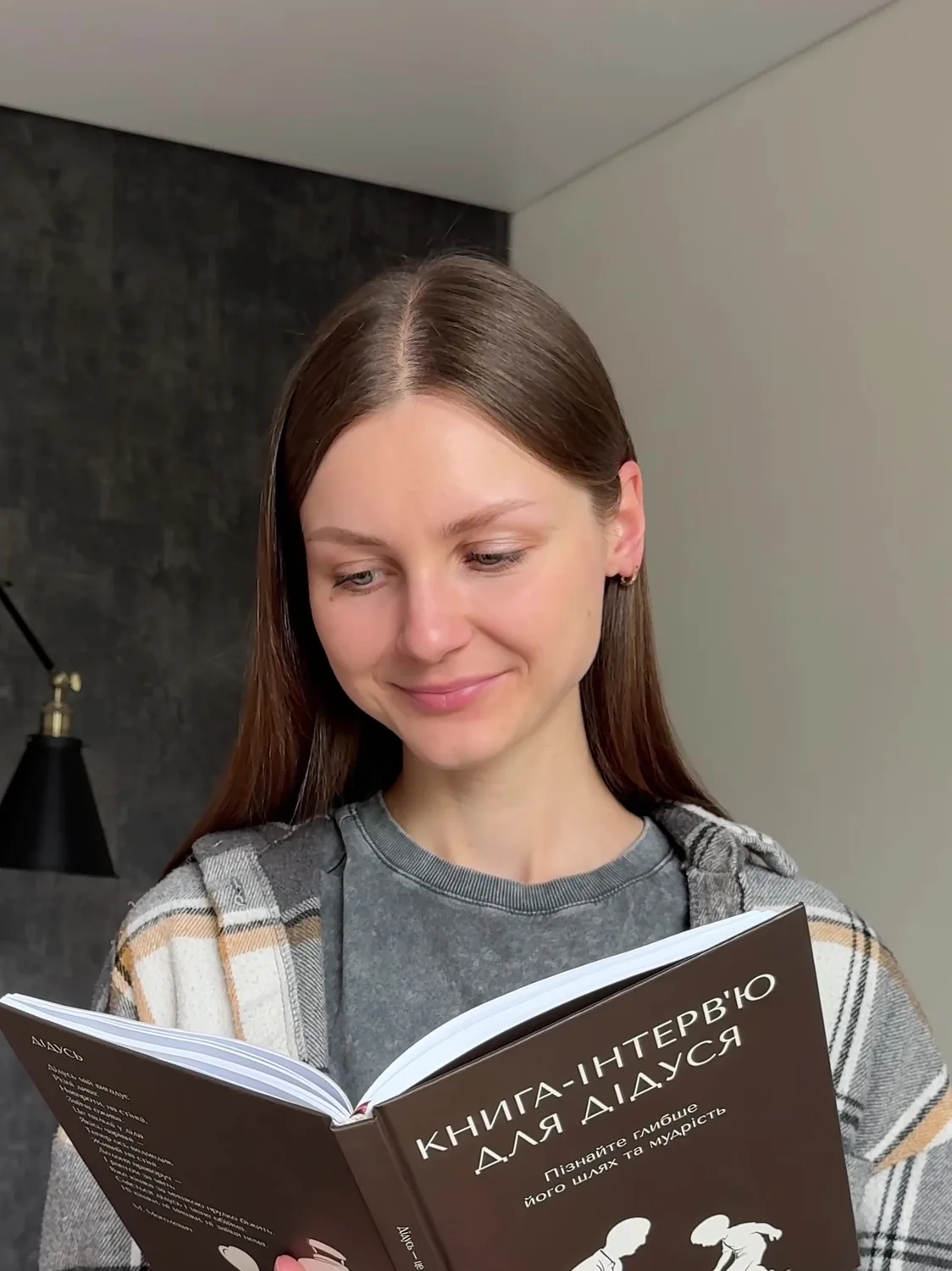 Розгорнута книга-інтерв'ю для дідуся в руках