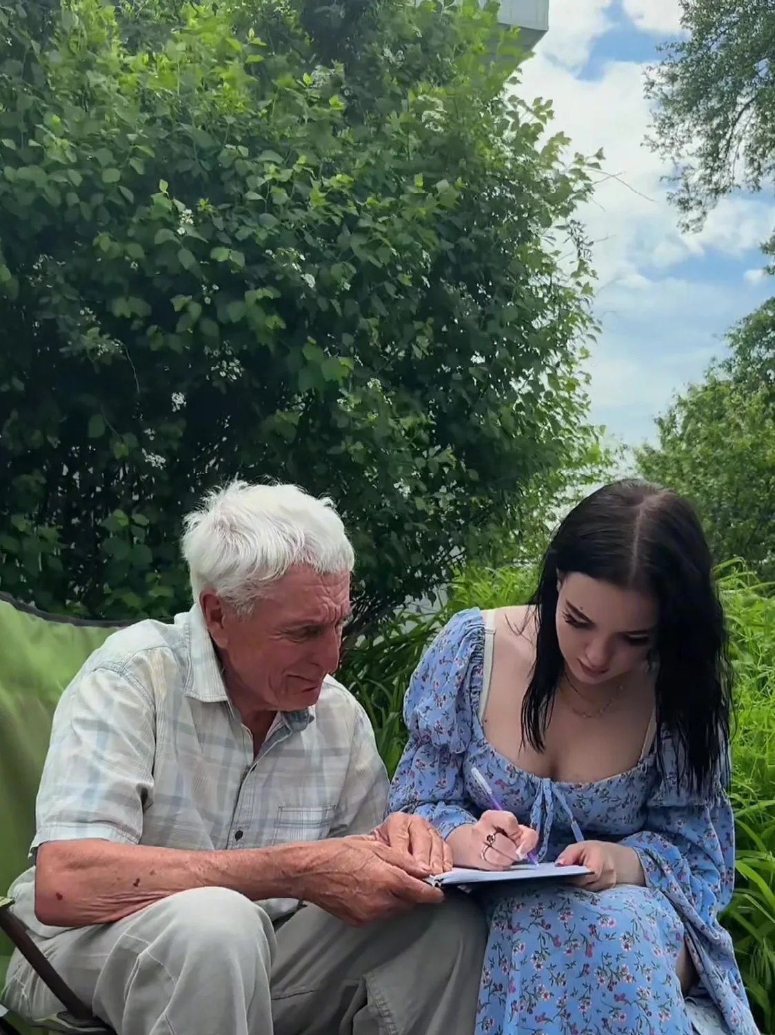 Дідусь розповідає, онука записує відповідь у книгу