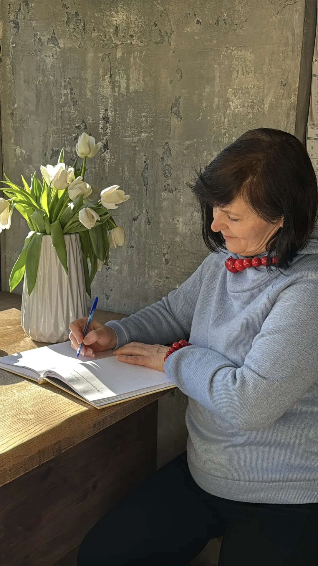 Женщина записывает ответы в книгу-интервью