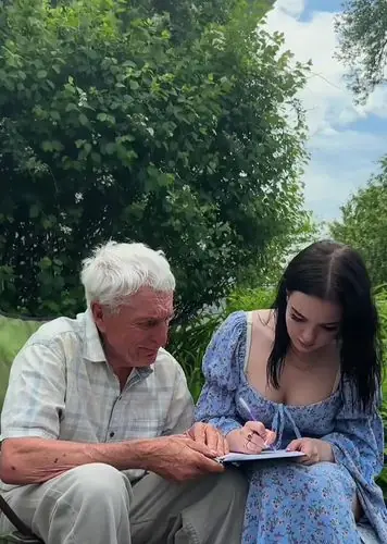 Дідусь і онука разом заповнюють книгу-інтерв'ю